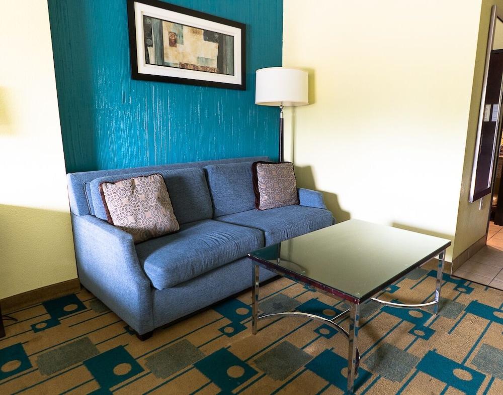 Rivers  Inn & Suites photo 6