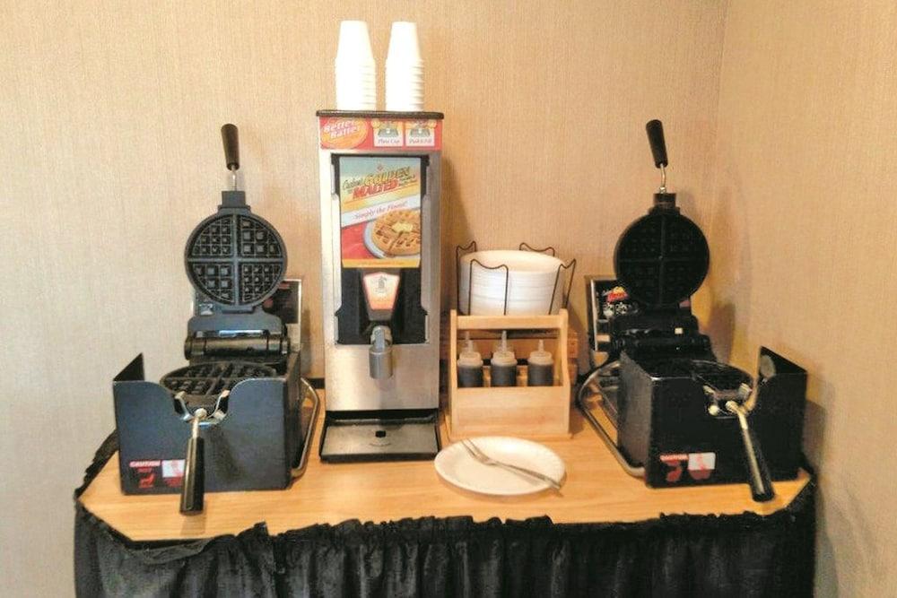 La Quinta Inn by Wyndham Detroit Southgate photo 33