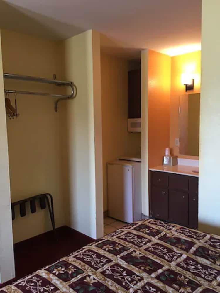 Regency Inn & Suites photo 7