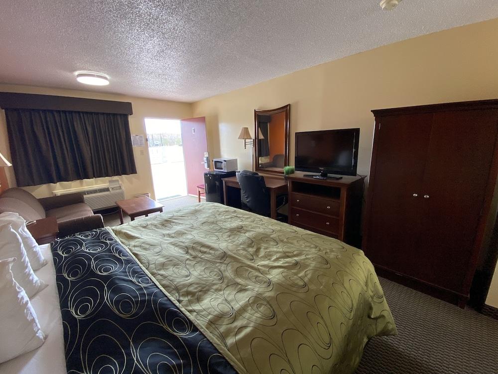 Rodeway Inn photo 11