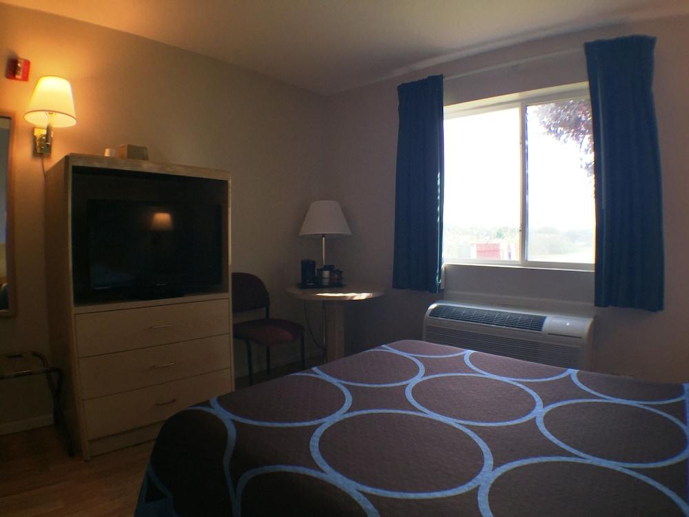 Super 8 by Wyndham Canandaigua photo 3