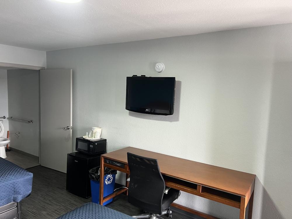 Rodeway Inn Commerce photo 17