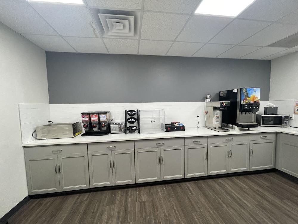 Days Inn by Wyndham Manitowoc photo 15