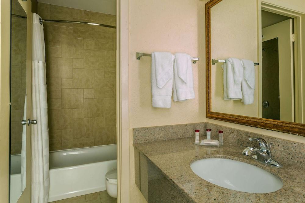 Ramada by Wyndham Houma photo 8