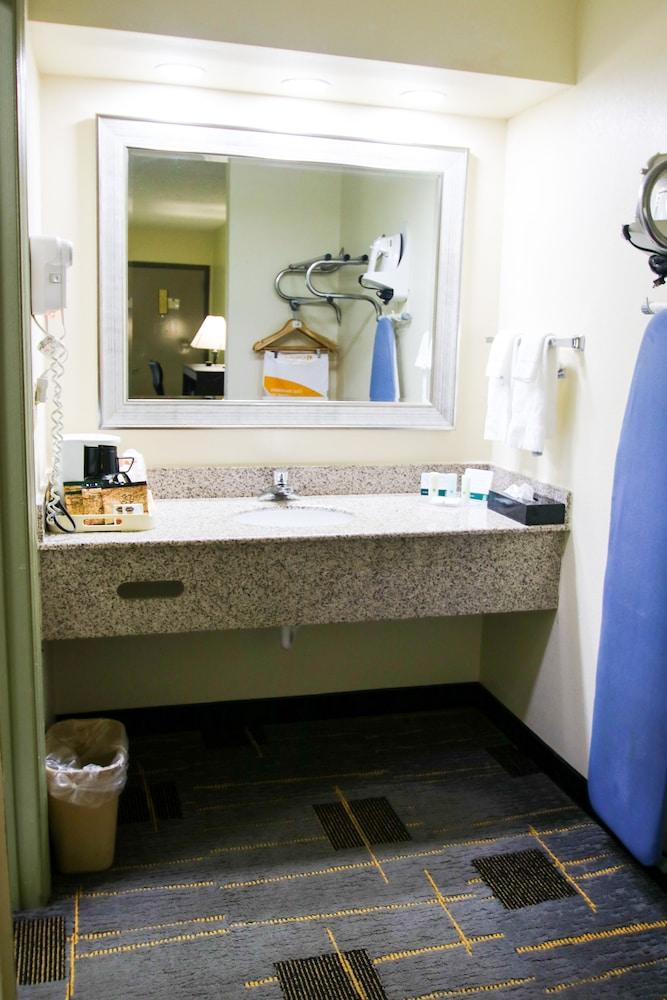 Quality Inn Cleveland North photo 27