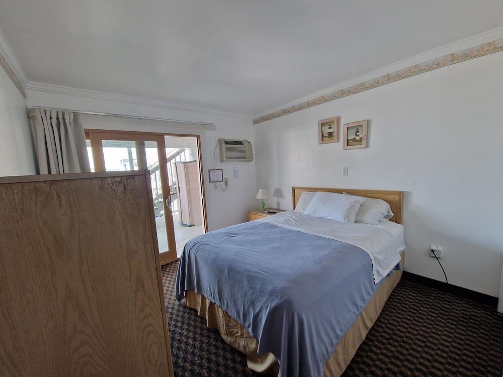 Sandcastle Beachfront Inn photo 17