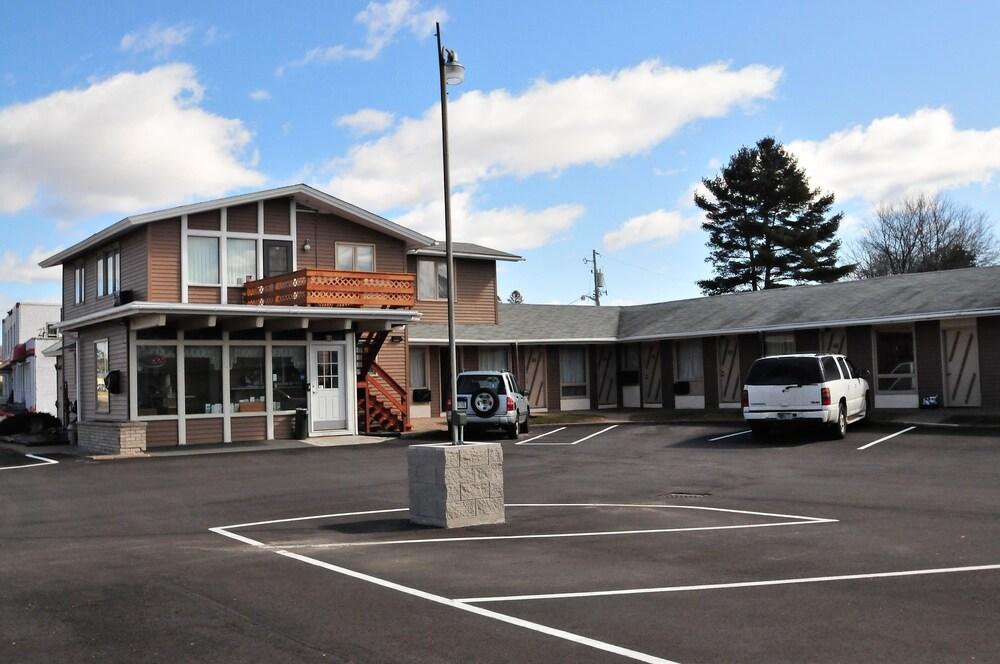 Budget Host Inn Iron Mountain photo 7
