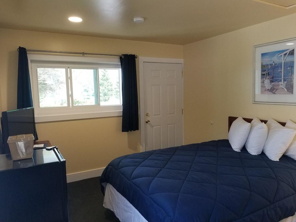 Captain's Quarters Motel photo 13