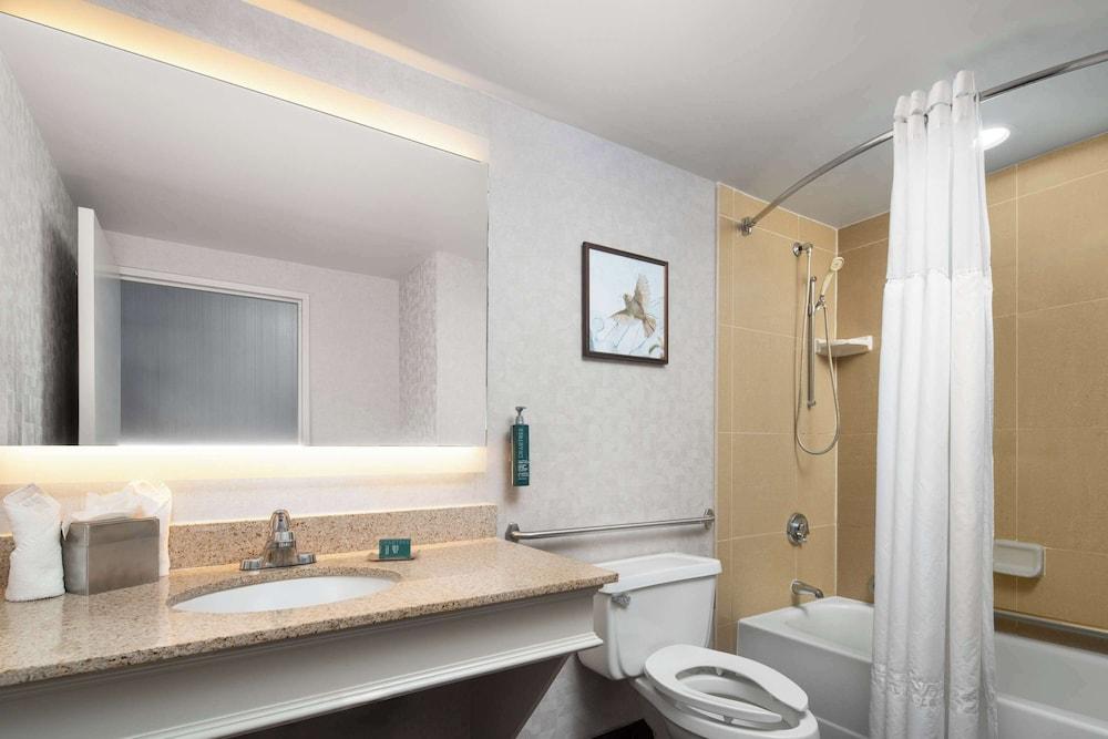 DoubleTree by Hilton Hartford - Bradley Airport photo 12
