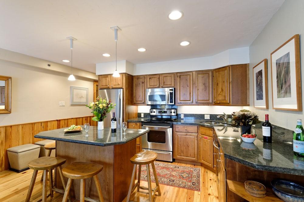 The Crestwood Condominiums photo 31