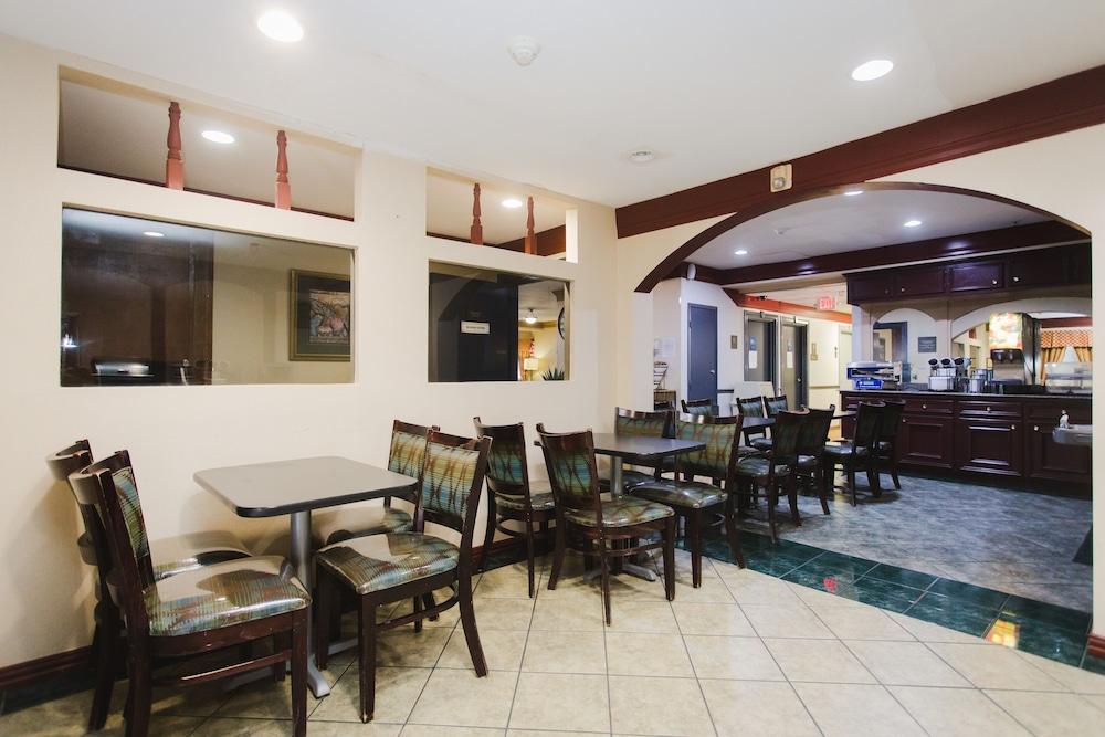 Days Inn by Wyndham Rosenberg photo 21