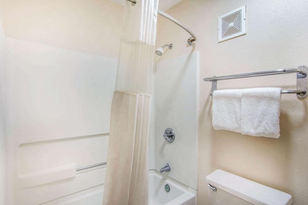 Rodeway Inn La Grange East photo 3