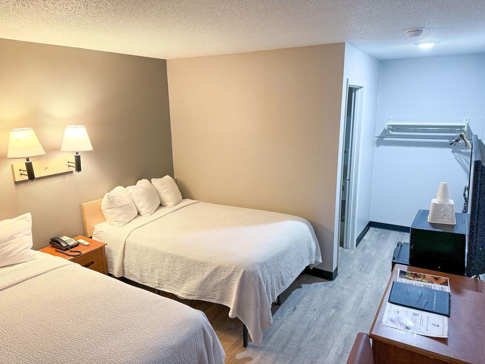 Super 7 Motel photo 15