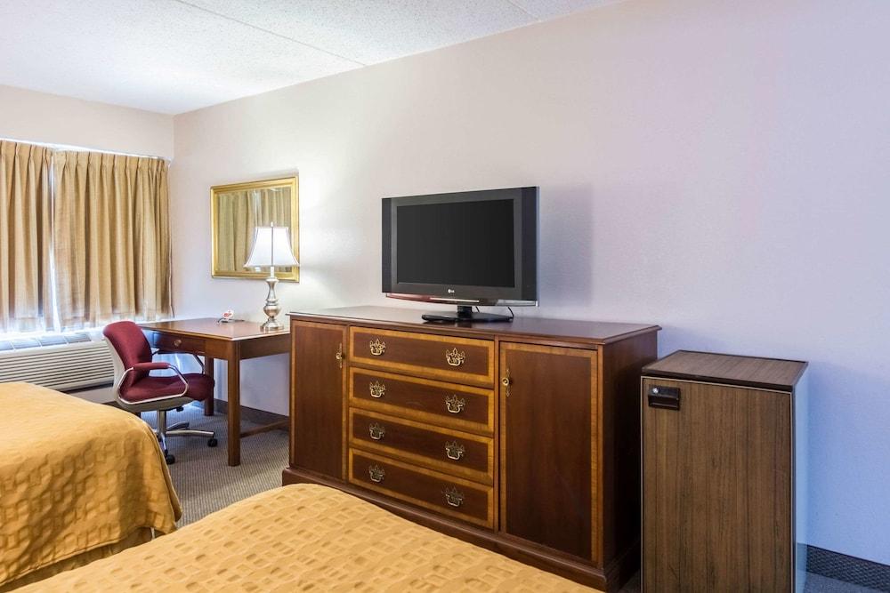 The Plaza Inn & Suites photo 6