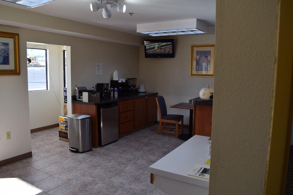 Royal Inn Douglasville photo 11