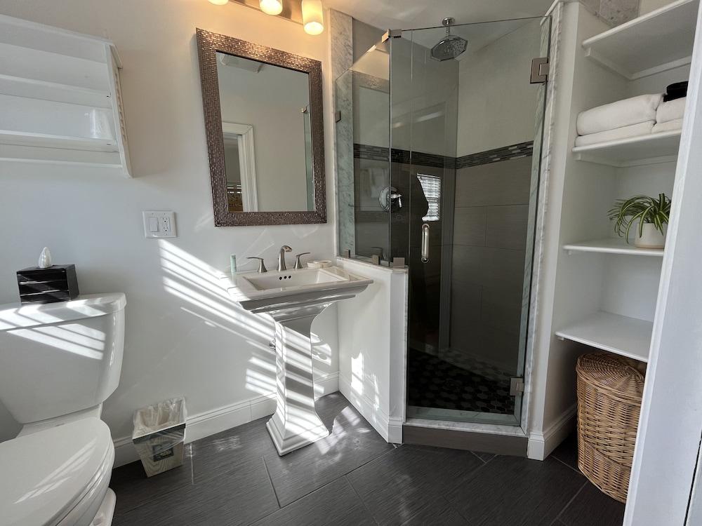 Beach Breeze Inn photo 47
