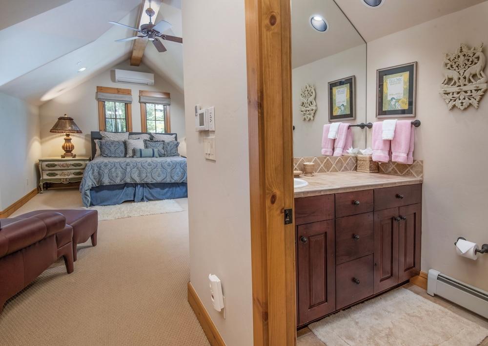 Snowberry by Elevation Accommodations photo 40
