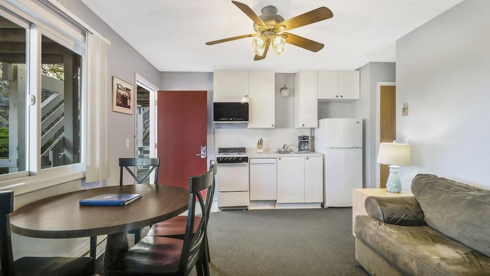 Montauk Oceanside Suites photo 39