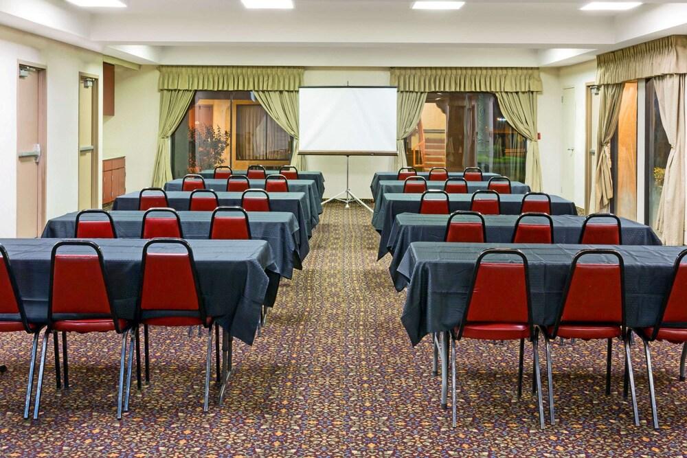 Days Inn by Wyndham Fontana / Rialto photo 3