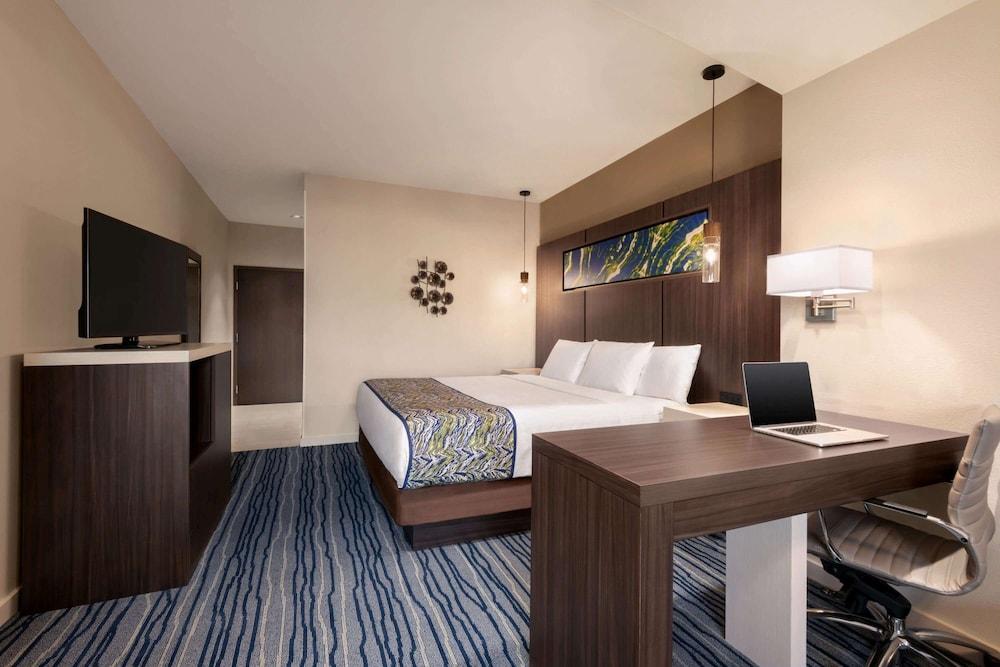 La Quinta Inn & Suites by Wyndham Orlando - IDrive Theme Parks photo 15