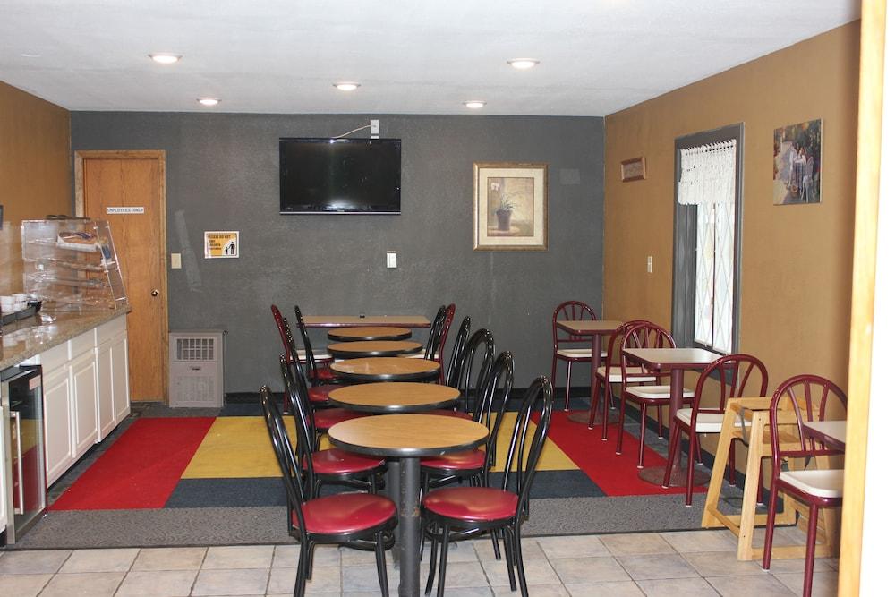 Econo Lodge Oskaloosa photo 40