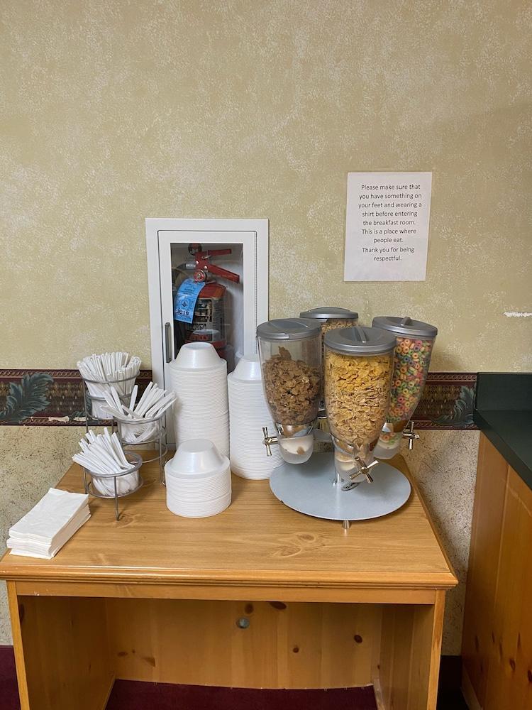 Hometown Inn photo 13