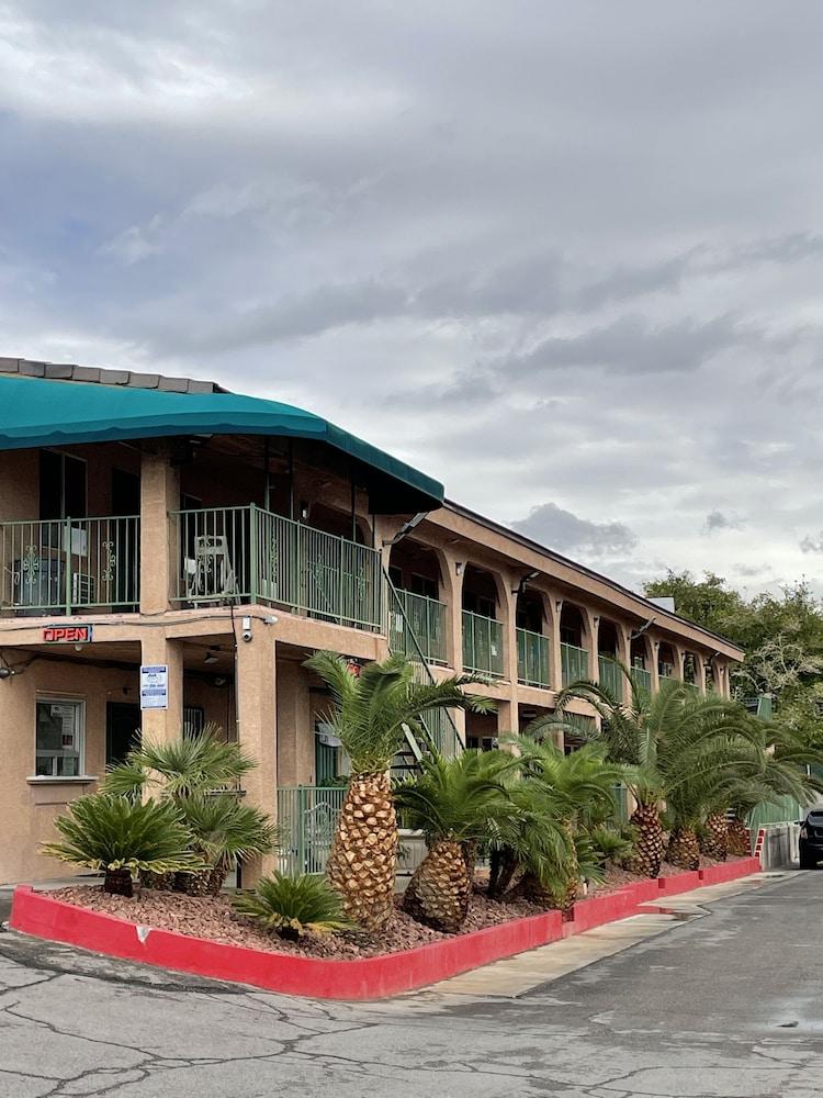 Crown Motel photo 1