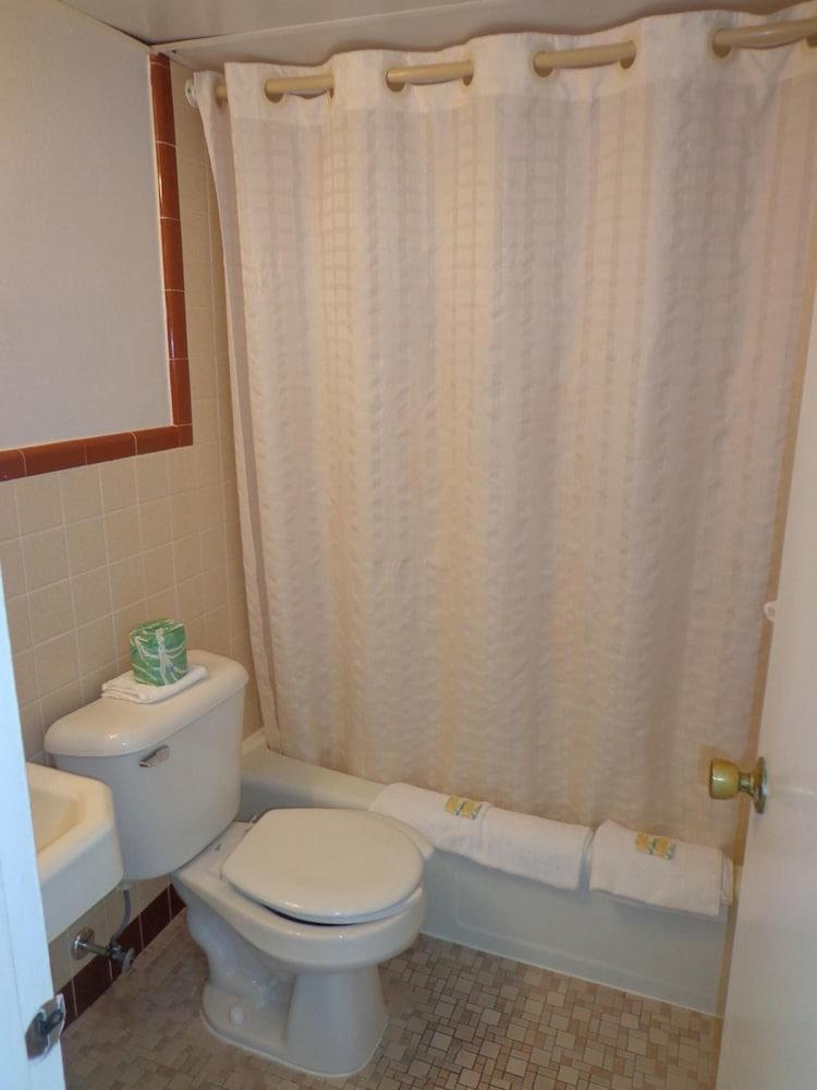 Quarterdeck Motel photo 26