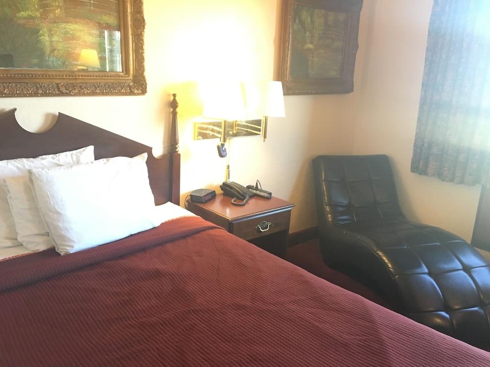 Derby Inn & Suites photo 8