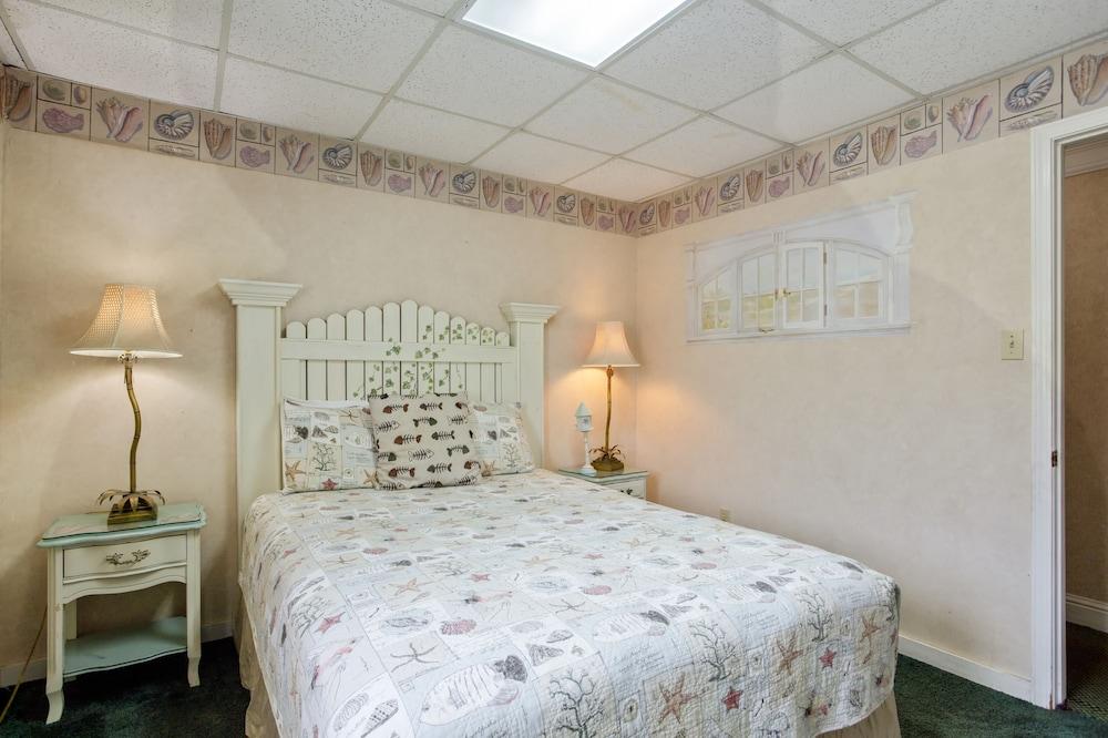 Edgewater Inn photo 44