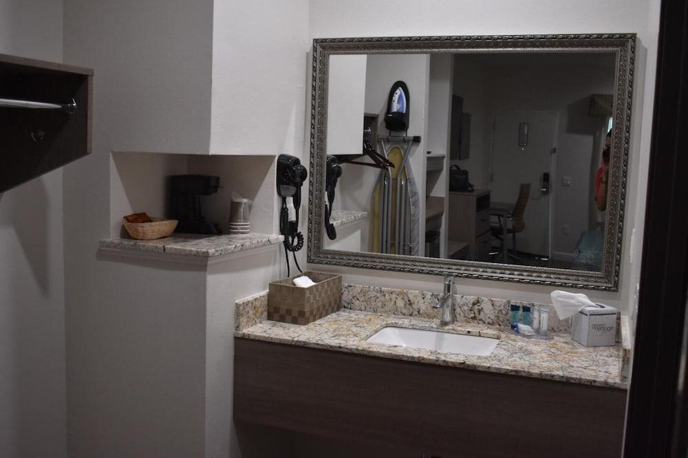 Grand Villa Inn & Suites - Humble photo 15