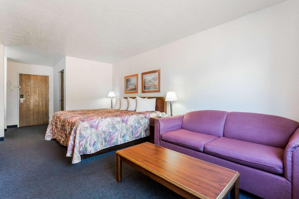 Days Inn by Wyndham Torrey Capital Reef photo 11