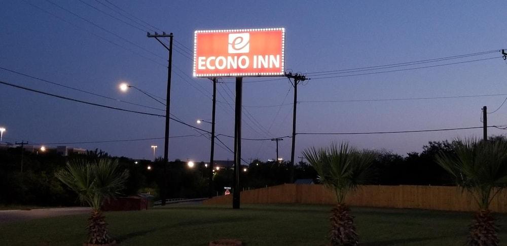 Econo Inn Lackland AFB Seaworld photo 9