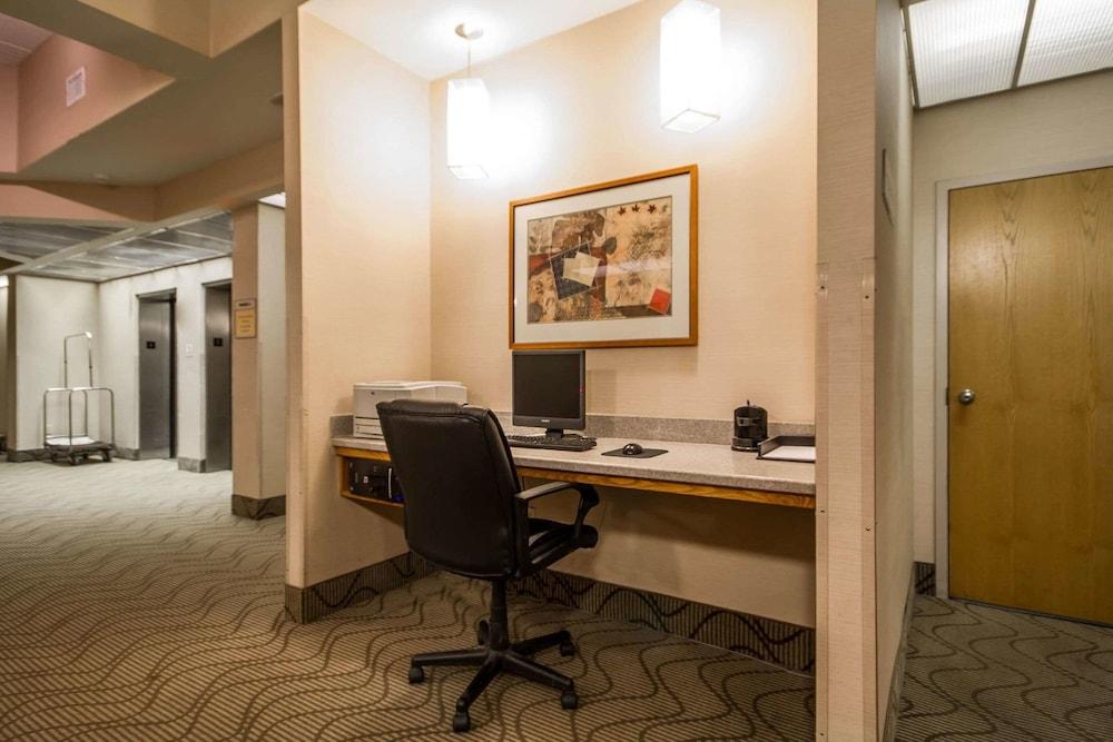 Comfort Inn & Suites Madison - Airport photo 45