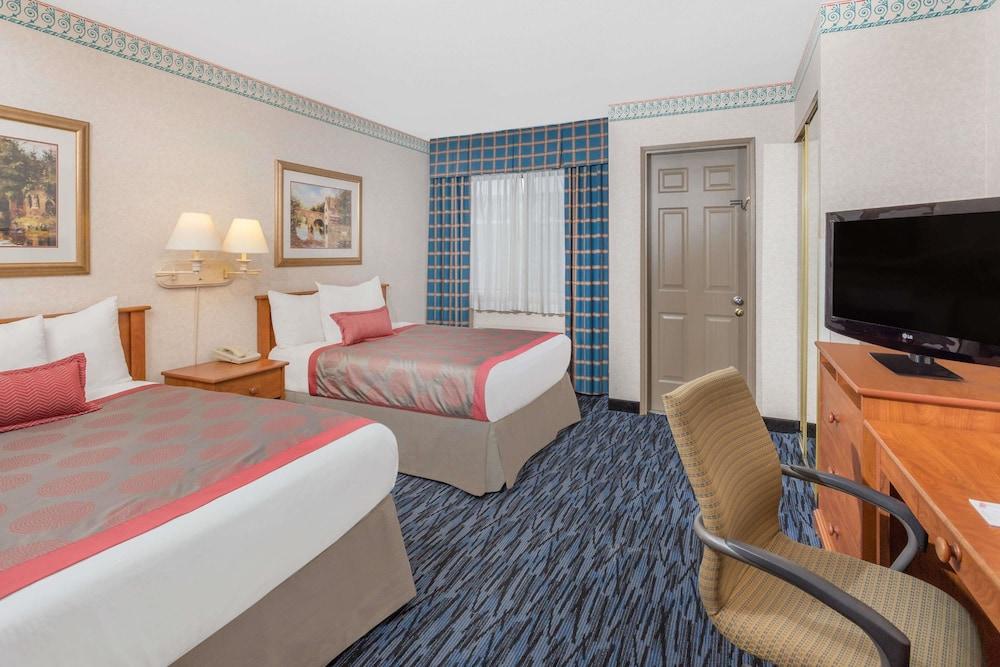 Ramada by Wyndham Kent Seattle Area photo 32