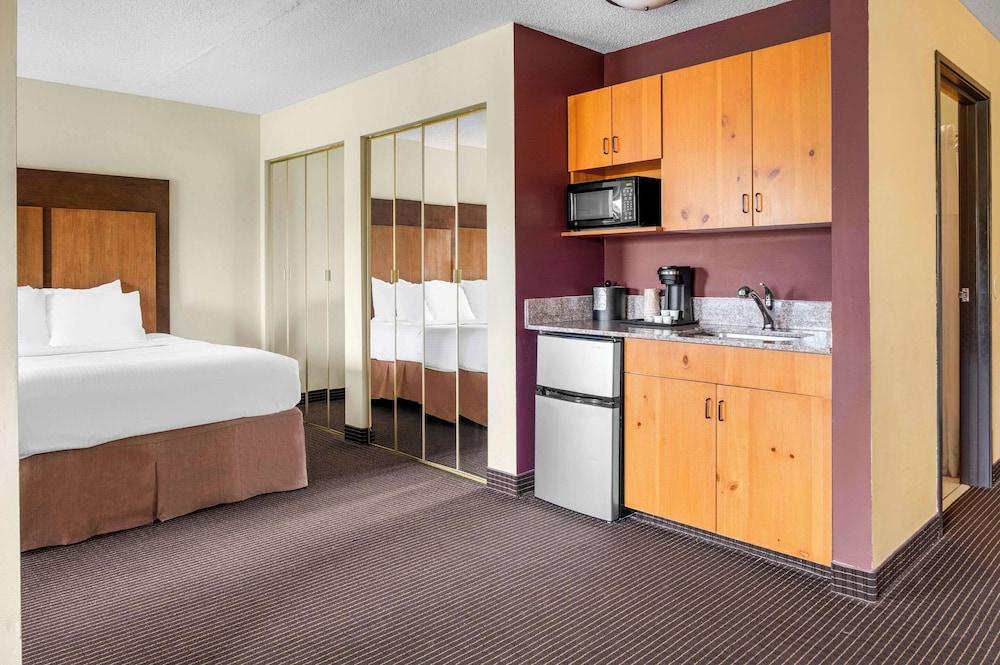 White Pines Inn & Suites photo 28