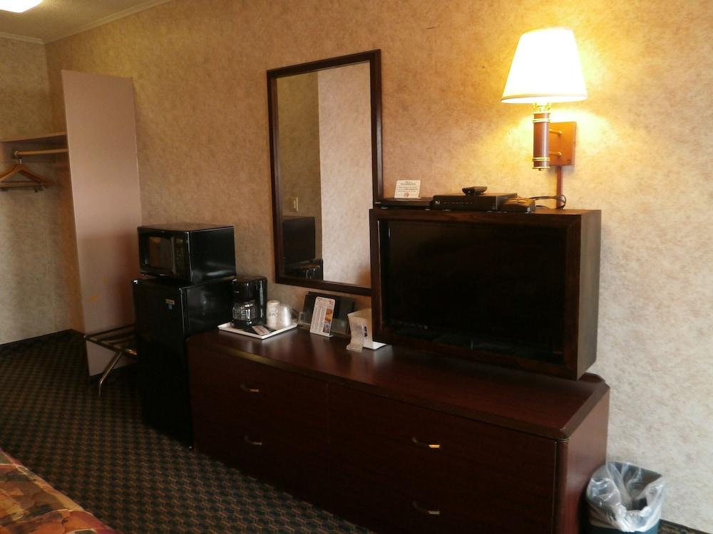 Richmond Inn & Suites photo 9