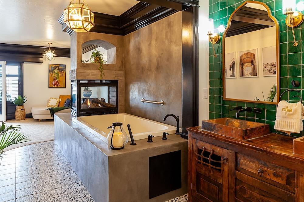 Cameo Heights Mansion photo 29