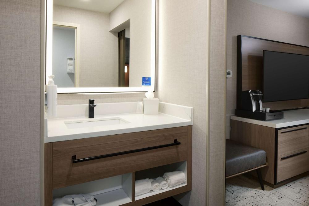 Hampton Inn Newark Airport photo 3