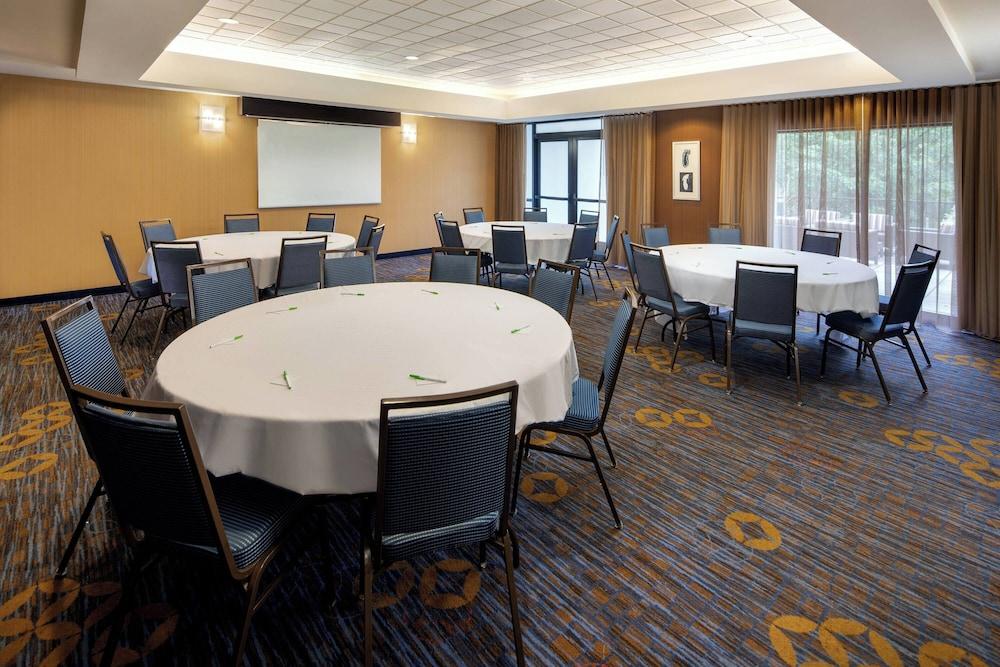 Courtyard by Marriott Grand Rapids Airport photo 35