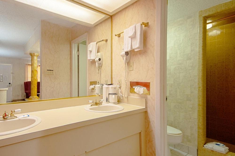 Economy Inn & Suites photo 31