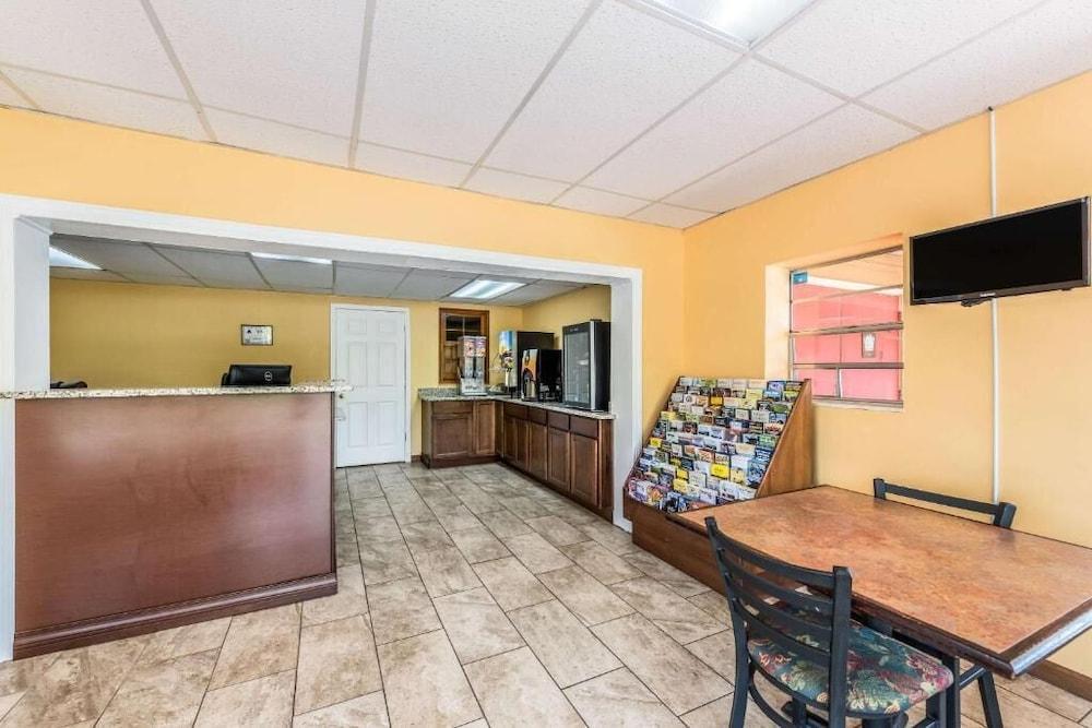 Americas Best Value Inn Franklin photo 12