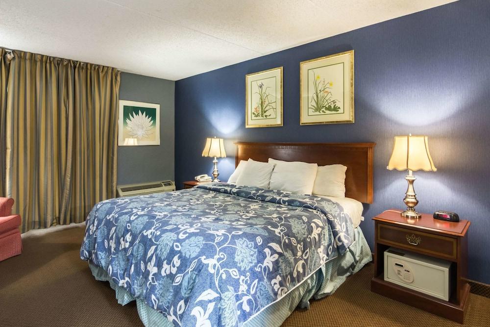 The Plaza Inn & Suites photo 10