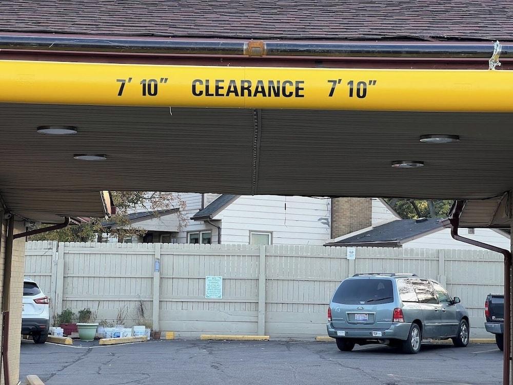 Deluxe Inn Motel photo 13