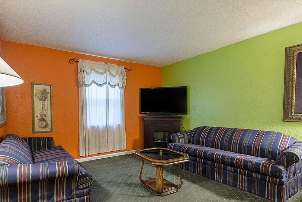 Highway Inn photo 9