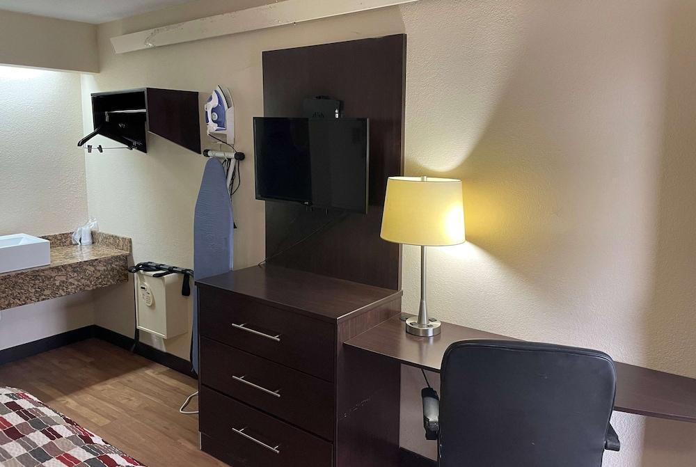 Travelodge by Wyndham Holland/Toledo photo 4