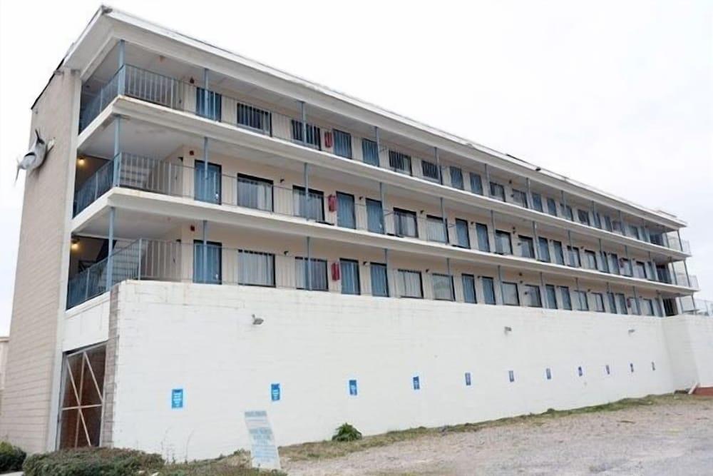 Blue Marlin Inn & Suites photo 19