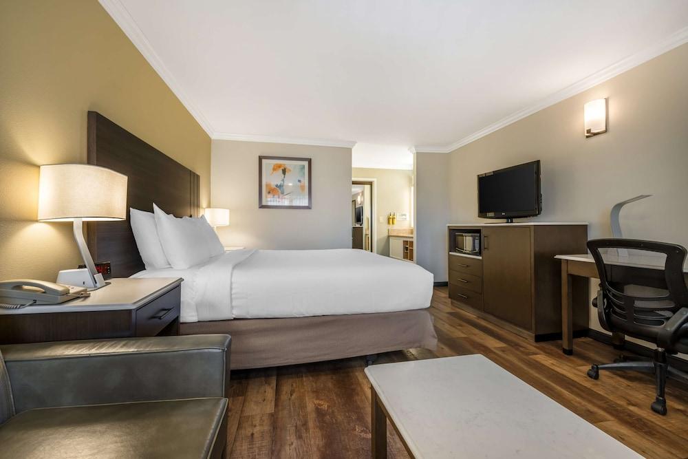 Best Western Plus Orange County Airport North photo 3