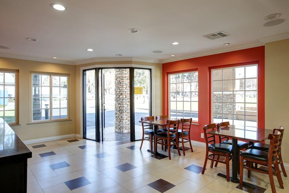 Ontario Inn & Suites photo 2