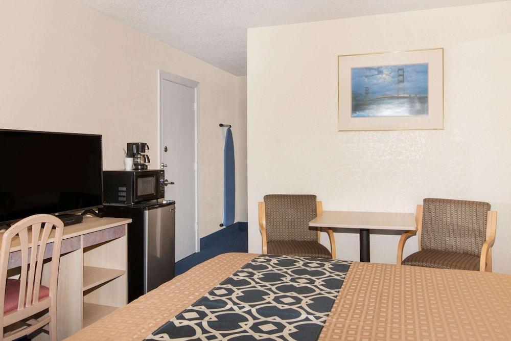 Travelodge by Wyndham Los Banos CA photo 18